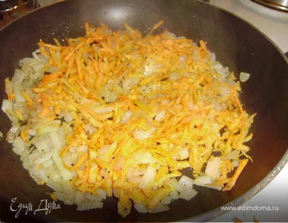 Мелко режем лук, на мелкой терке морковку... и на растительном масле пассируем до золотистого цвета лука..