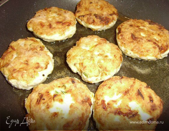 Формируем круглые котлетки, обваливаем в муке и обжариваем на сковородке...