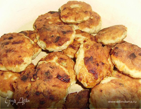 Складываем котлетки в сковородку с толстым дном заливаем рыбным бульоном, накрываем крышкой и тушим 10 минут.. И все готово..