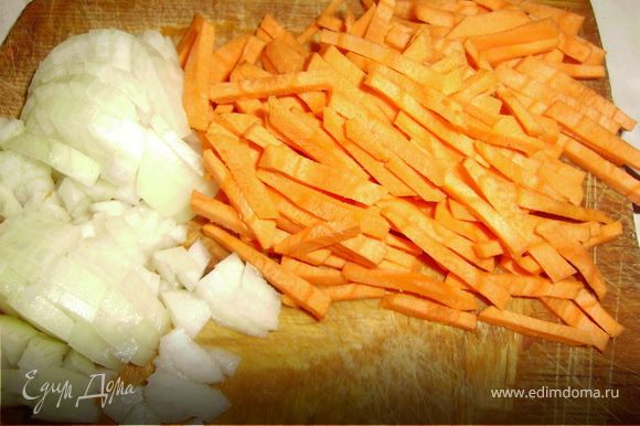 Делаем соус: Нарезаем лук и морковку..