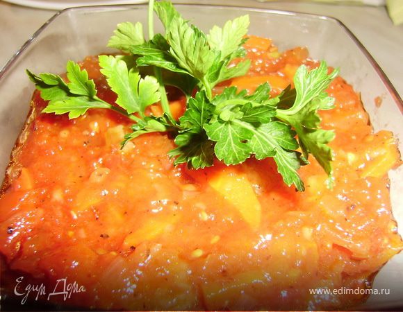 Обжариваем на сковороде лук и морковку до золотистого цвета... Добавляем домашний томат....Щепотку соли, сахар, черный перец (побольше - соус должен получится сладко-острым)..и тушим 10 минут.. Затем добавляем 1 ст.л. муки.. хорошо перемешиваем и тушим до загустения.. И все готово..