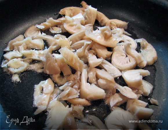 Грибы помыть, порезать, достаточно крупно, обжарить на сковороде.
