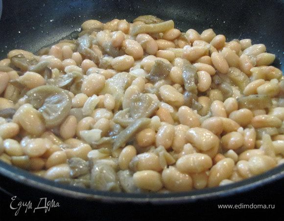 Выложить к грибам, тушить 5-7 минут