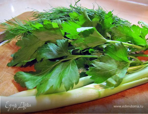 Свежую зелень порезать