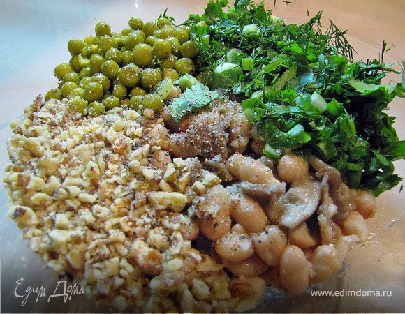 Соеденить фосоль с грибами с зеленью, орехом, зеленым горошком, посолить, поперчить, заправить маслом