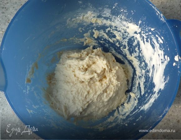 Муку смешать с разрыхлителем, добавить соль, масло и молоко. Вымесить до однородного состояния и оставить на некоторое время.
