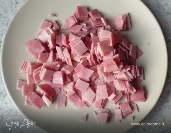 Также мелко порубить ветчину.
