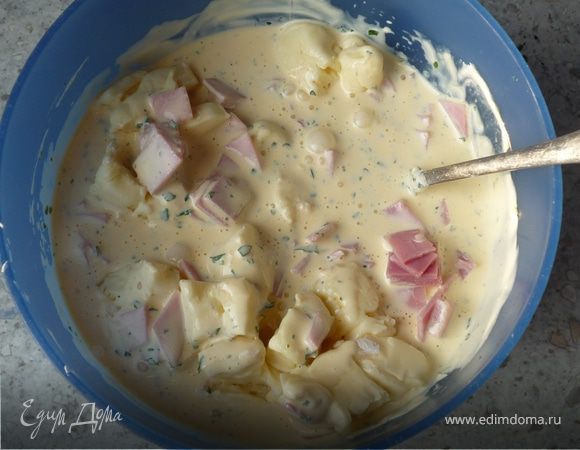 Добавить камамбер и ветчину.