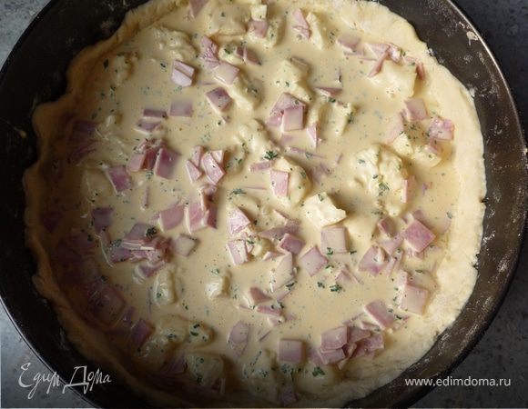 Тесто раскатать и выложить в форму. Сверху распределить сырную массу. Запекать в предварительно разогретой  до 200°C духовке 25 минут. 