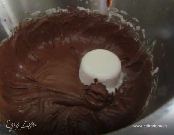 Масло растопить, смешать с яйцами и сахаром, взбить. Влить газировку. Добавить какао, мед, разрыхлитель, муку, ванилин и выместить тесто. Добавить ягоды и Рикотту. 