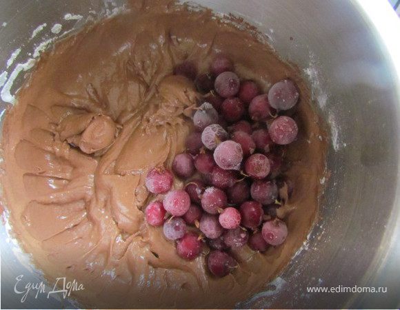 Тесто получится густое. Разложить тесто в формочки.Выпекать 25-30 мин. при 180 С.
Для глазури растопить шоколад с маслом и полить кексы. Присыпать сахарной пудрой. 