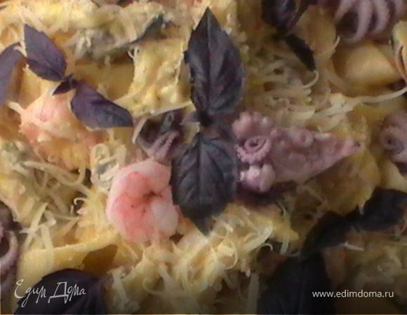 На рабочую поверхность горкой насыпать просеянную муку. Сделать углубление. Смешать в отдельной посуде яйца, цедру, мускат и масло, добавить в углубление. Вилкой подсыпайте края горки к центру. Тесто хорошо вымесить, оно должно быть эластичным. Затем раскатать тольщиной 1,5 мм, нарезать широкой лапшой - папарделле.
Отварить пасту в течение 2 минут.
Лук-шалот нарезать мелким мелким кубиком, обжарить на оливковом масле с морском коктейлем. Влить сливки, затем мандариновый сок, готовить до загустения.
Смешать соус с пастой и сразу же подавать.
