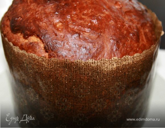 Выкладываем тесто в формы для куличей так, чтобы была заполнена только половина объема. Оставляем на 30 мин. Затем ставим в разогретую до 180 °С духовку на 40 мин. Уменьшаем температуру духовки до 160 °С и выпекаем еще 30 мин. Если верх начнет пригорать, накрываем кулич промасленной бумагой для выпечки. 
Что касается времени пребывания кулича в духовке, могу посоветовать ориентироваться на свою духовку, в моей вполне было бы достаточно 30 минут при температуре 180 градусов, и минут 20-25 при температуре 160. Тогда слой корочки будет потоньше.