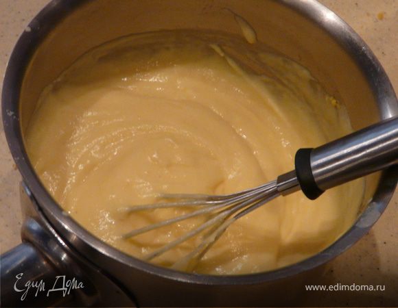 Закипятить молоко, смешать желтки, сахар, муку, крахмал и цедру, влить немного молока, размешать и вылить обратно в кастрюлю, заварить. Немного охладить и влить лимонный сок.