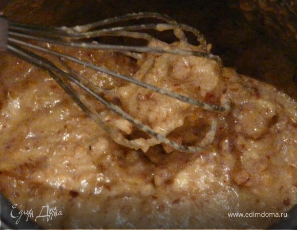 Смешать все ингредиенты для франжипана.
Теперь вынуть тесто, размятЬ его по смазанной разьемной форме, поколоть вилкой и остудить в морозилке минут 10-15.
Вынуть, сверху выложить крем (отлижить примерно 1/4), аккуратно, используя кондитерский мешок (или очень аккуратно ложкой) нанести франжипан сверху на крем и поставить в духовку (180С) на 30 минут.