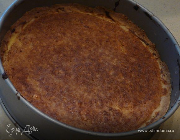 Вынуть, охладить, сверху смазать отложеным кремом и украсить ягодами. 
