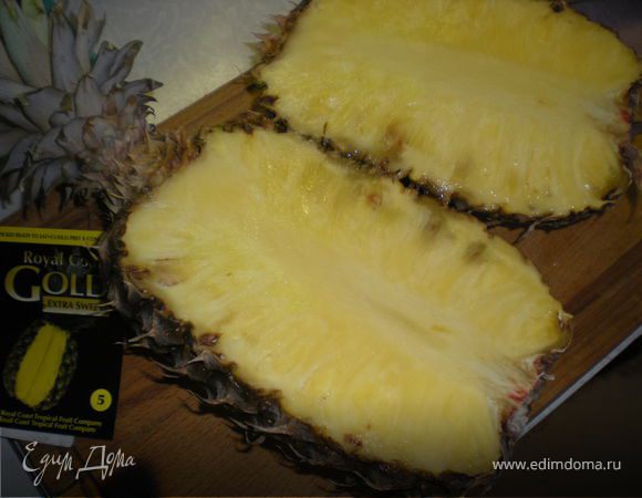 Ананас почистить,нарезать кольцами,затем на 4 части и обвалять в крахмале.