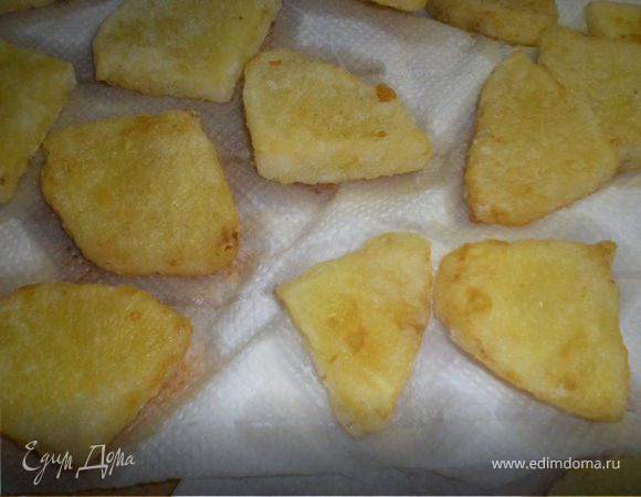 В сковороду влить большую часть масла и обжарить ломтики ананаса до золотистой корочки.