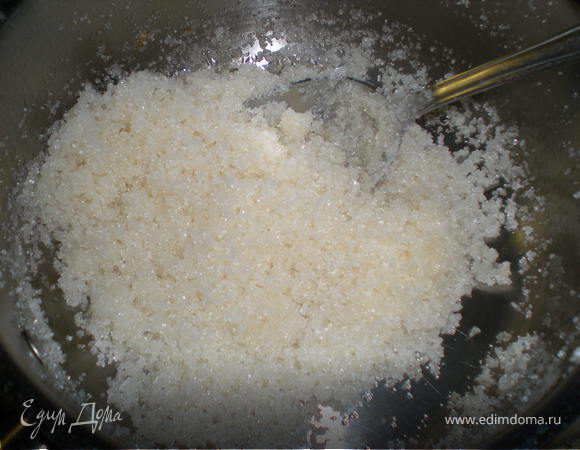 В сковороде разогреть оставшееся масло,всыпать сахар и тушить на слабом огне до полного растворения сахара,добавить кунжут и перемешать
.Моё замечание: с растительным маслом у меня карамель не получилась,пришлось делать так как умею,со сливочным.