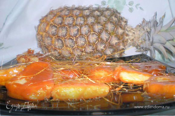 Жаренные ананасы добавить в сковороду с карамелью,хорошо перемешать,выложить на большую тарелку и остудить.