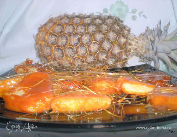 Жаренные ананасы добавить в сковороду с карамелью,хорошо перемешать,выложить на большую тарелку и остудить.