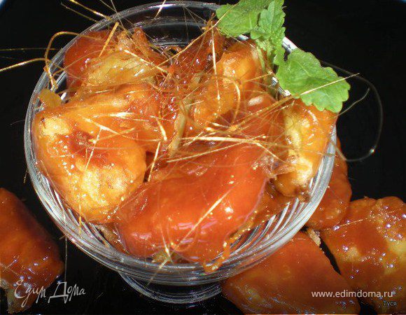 Я обмакивала ананасы в карамели по одному.
Подавать ананасы в карамели в креманках или в блюдцах,украсив листиками мяты.