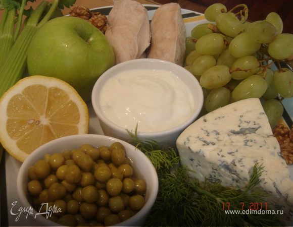 Смешайте соус из 1/2 сыра(разотрите вилкой),йогурта,1ст.л.лимонного сока и укропа.Дайте ему немного выстояться в холодильнике.