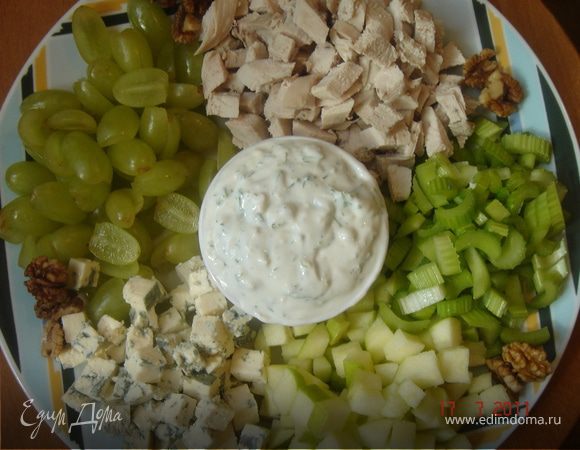 Курицу,яблоки,оставшийся сыр и сельдерей порежьте кубиками,виноград разрежьте пополам,удалите косточки.Орехи крупно накрошите.Мелкие листики молодого шпината можно порвать пополам.Смешайте все ингредиенты с соусом.Посыпьте кресс-салатом.
Приятного аппетита!