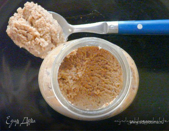 Растопить в кастрюльке масло, мед, пасту. Смешать все сухие ингредиенты, добавить яйца и вылить растопленую массу. ПеремешатЬ. Переложить массу в форму (на бумагу), утромбовать и выпечь при 150С 30-35 минут. Немного остудить, нарезать на батончики. Хранить в холодильнике в бумаге
