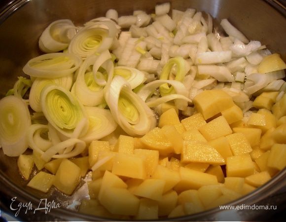 Картофель порезать кубиками, порей нарезать кольцами, лук - мелкими кубичками.