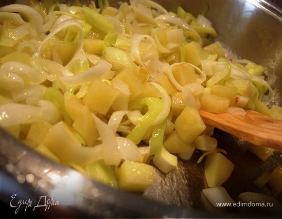 Разогреть масло и потушить репчатый лук, картофель и лук-порей на небольшом огне.