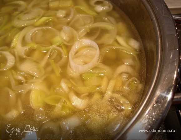 Влить горячий бульон и варить 20 минут на среднем огне.