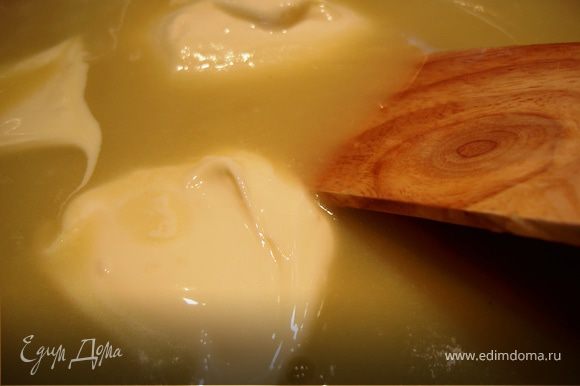Сделать из супа пюре. Добавить плавленный сыр и, помешивая, хорошо прогреть. Посолить, поперчить.