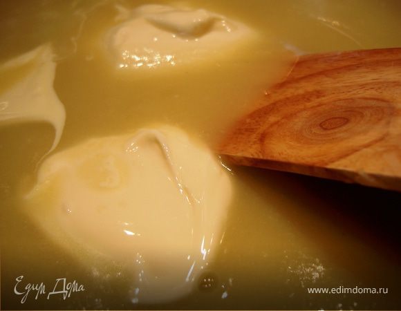 Сделать из супа пюре. Добавить плавленный сыр и, помешивая, хорошо прогреть. Посолить, поперчить.