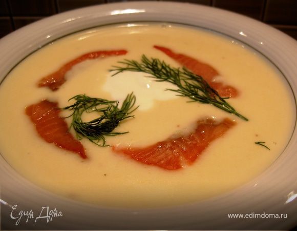 Лососину нарезать полосками. Разлить суп по тарелкам , добавить по 1 ст. л. сметаны и полоски лососины. Украсить веточками укропа.