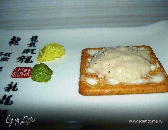 Размять вилкой печень трески ( я измельчил блендером - вышло немного жидковато). Добавить натертый на мелкой терке имбирь и немного васаби. Лучше не перебарщивать, ведь каждый сам сможет добавить остроты. Подавать на хлебцах или как вам нравится.