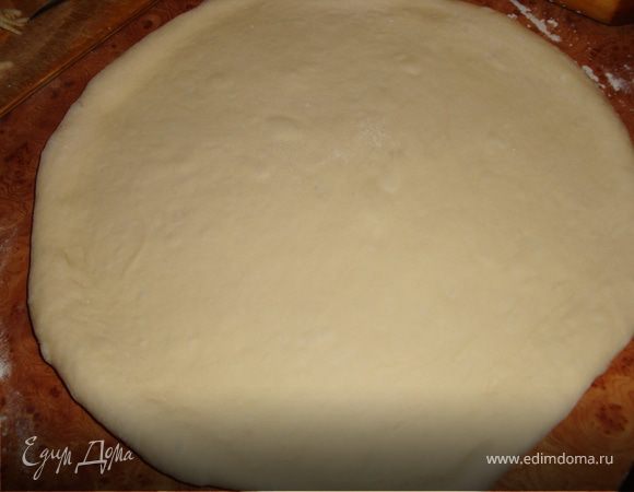 Берем сковороду с высокими краями и смазываем ее оливковым маслом. Кусочек дрожжевого теста раскатать в большую лепешку.