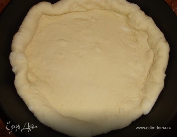 И кладем в сковороду, расправляя.