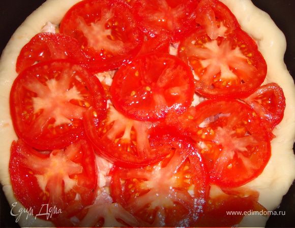 Затем — тонко нарезанные помидоры.