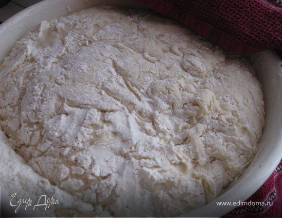 Муку тщательно пересееваем в глуюокую мыску, делаем углубление и выливаем в него подогретое молоко, растопленое масло и яйцо, сюда же высыпаем дрожжи соль, сахар и ваниль. Перемешиваем всё внутри нашей ямки и начинаем замешивать тесто. Тесто мешаем не круто, а до того состояния пока к рукам перестанет приставать и ставим подходить на 20-25 мин.