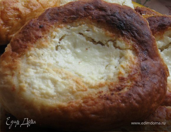 Из готового теста мы формируем наши ватружки. Смазываем край стола и руки подсолнечным маслом, чтобы руки и стол были не слишком жирными. Формируем небольшие шарики, в них делаем углубление и в это углубление выкладываем готовую начинку. Ватружки выкладываем на смазаный маслом протвень и оставляем подходить на 10-15мин. Затем выпекаем 25-30мин. при температуре 200 градусов. Приятного аппитита.