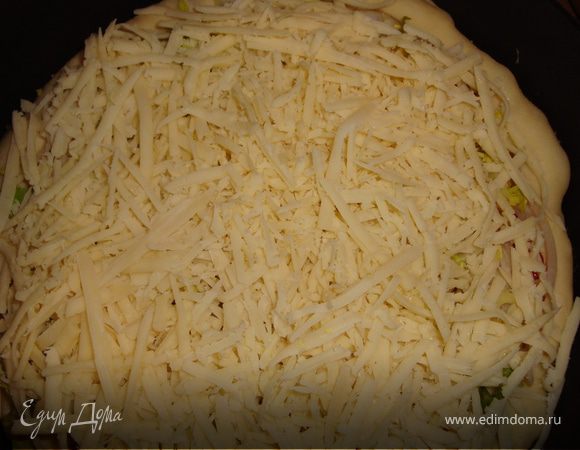 Засыпаем пиццу сыром.