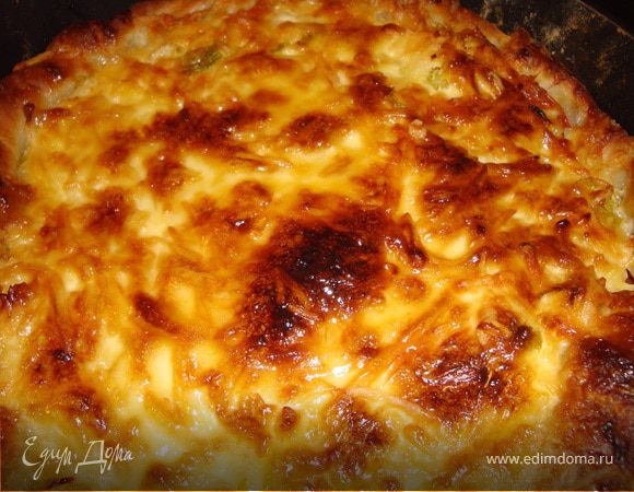 Отправляем пиццу в разогретую до 200°C духовку минут на 20–25, до образования румяной корочки.