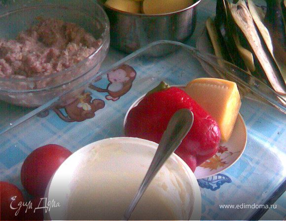 Приготовим фарш с добавлением лука,соли и специй.Начистим картофель,баклажаны нарежем полосками и зальем кипятком.Сметану смешаем с майонезом.Чеснок мелко порубим то же сделаем и с зеленью.Перец болгарский измельчим но если хотите можно кружками тонко порезать.  