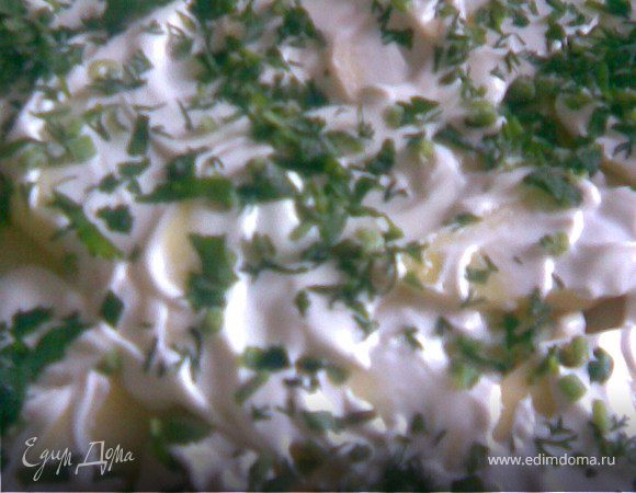 В жаропрочную посуду выкладываем картофель нарезанный кружками,немного накладывая друг на друга.Смажем сметаной посыпаем зеленью.