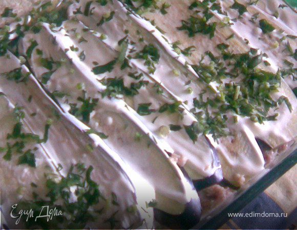 Следующий слой мясо(по желанию фарш можно заменить отбивными)и по верху выкладываем опять баклажаны.Посыпаем их зеленью.