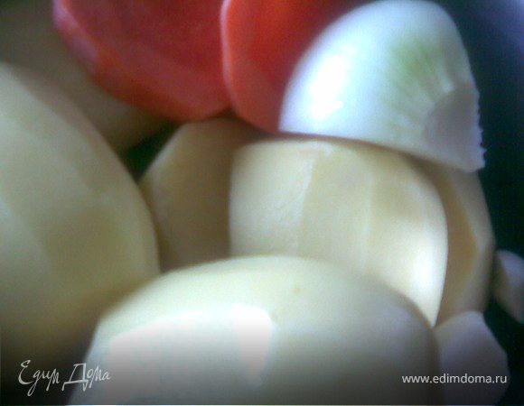 Почистить все овощи и положить варить указанное количество всё вместе.Добавили лавровый листик и соли.