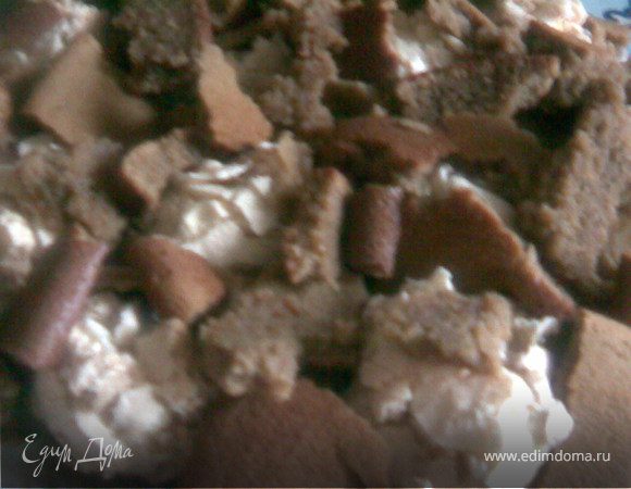 Облом второй-это не желания основы подняться как должно быть,что-то подвело.Но выход есть.Срезаем верх смазываем кремом(сметана взбитая с сахарной пудрой),выкладываем шарики и кусочки срезанной основы.  