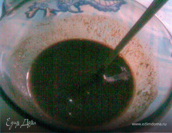 Делаем глазурь по простому:поломали шоколадку,залили молоком и в микроволновку пока молоко не закипит.Хорошо перемешаем.