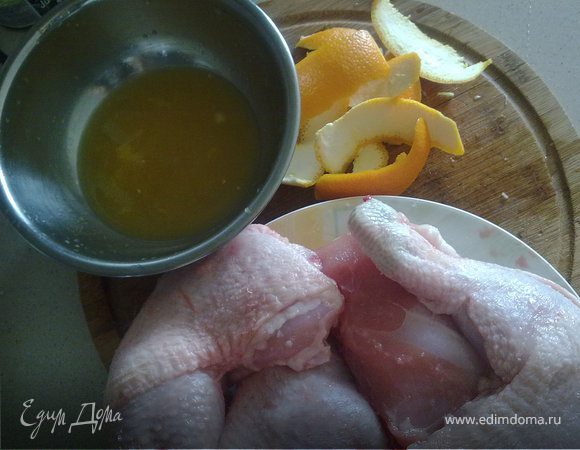 Части курицы натираем солью.С апельсинов снимаем цедру и выжимаем сок.